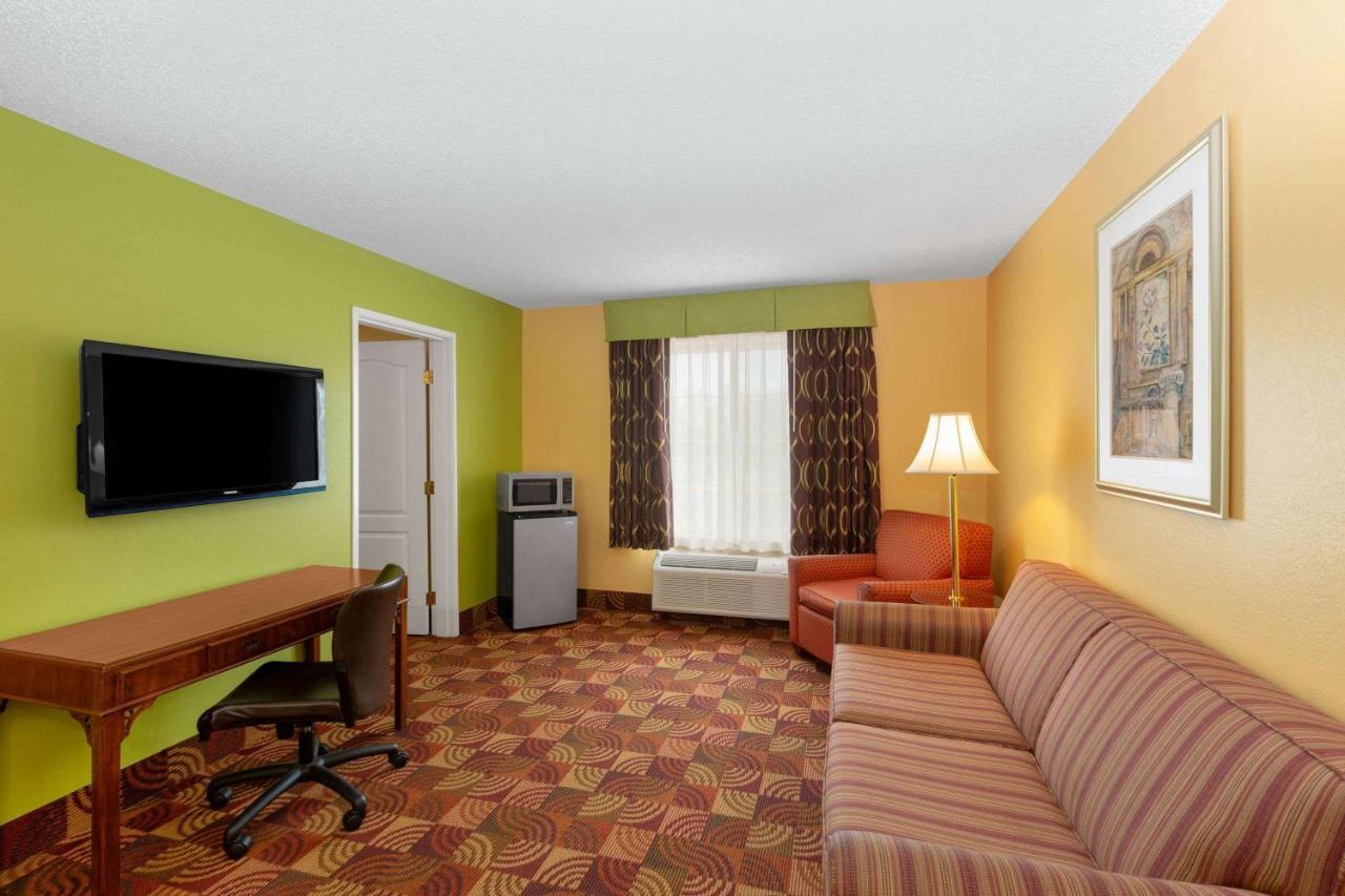 Super 8 By Wyndham Lake Of The Ozarks Eldon Ngoại thất bức ảnh