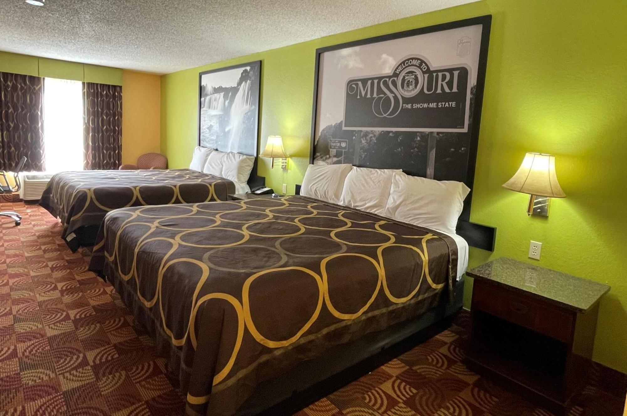 Super 8 By Wyndham Lake Of The Ozarks Eldon Ngoại thất bức ảnh