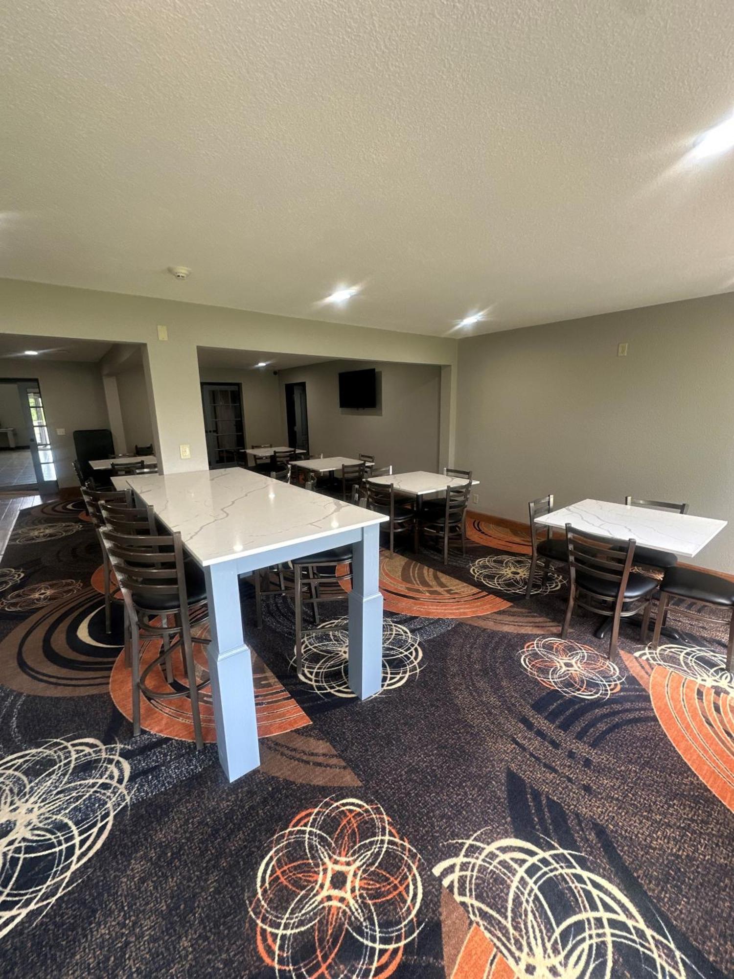 Super 8 By Wyndham Lake Of The Ozarks Eldon Ngoại thất bức ảnh