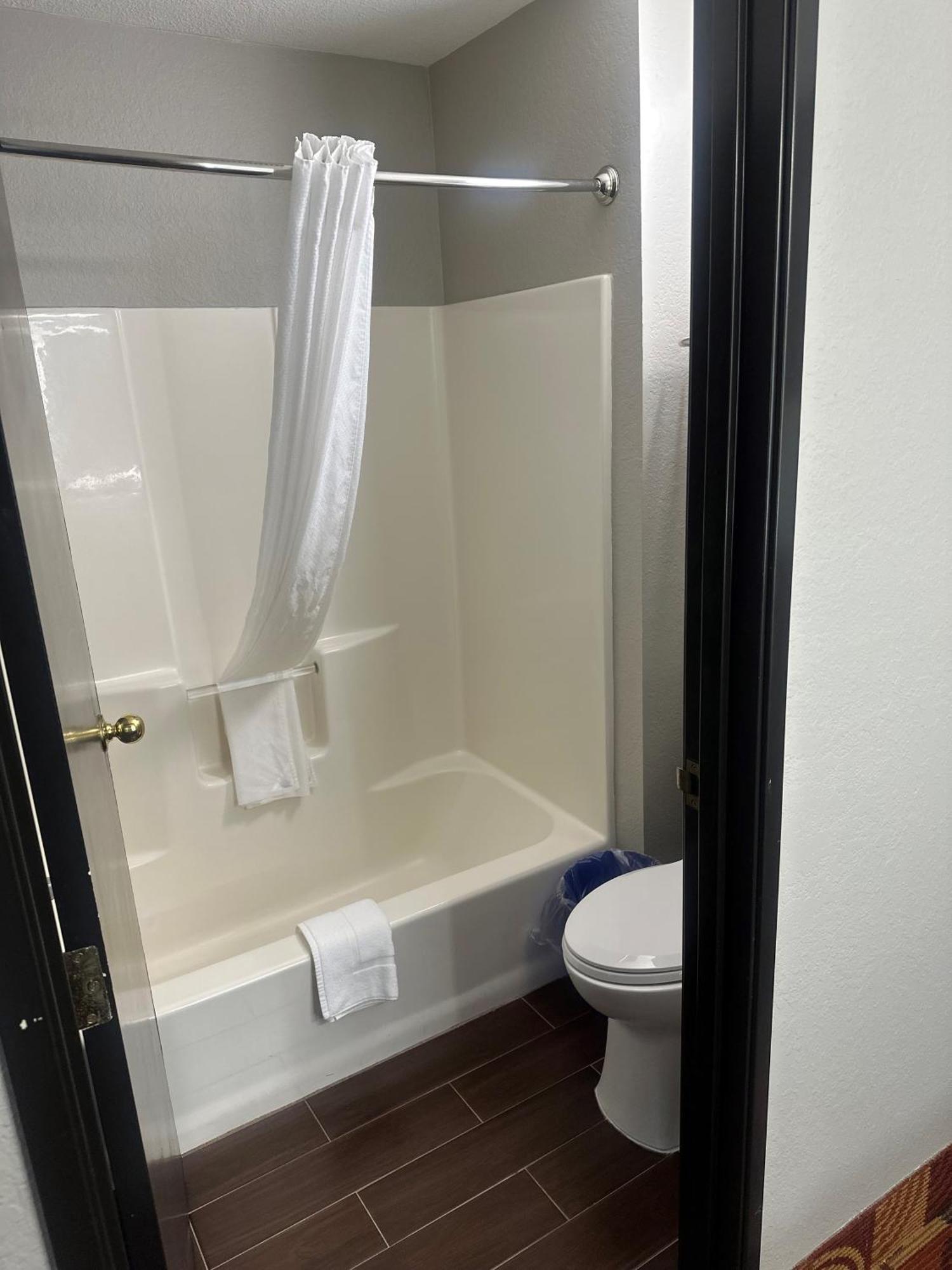 Super 8 By Wyndham Lake Of The Ozarks Eldon Ngoại thất bức ảnh