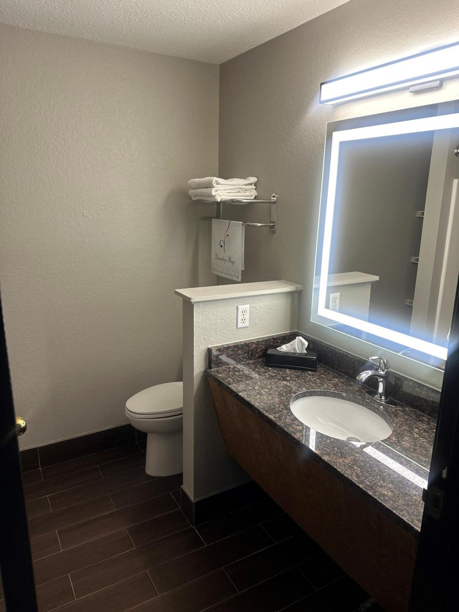 Super 8 By Wyndham Lake Of The Ozarks Eldon Ngoại thất bức ảnh