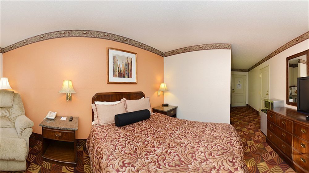 Super 8 By Wyndham Lake Of The Ozarks Eldon Ngoại thất bức ảnh