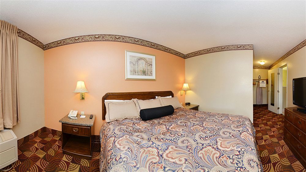 Super 8 By Wyndham Lake Of The Ozarks Eldon Ngoại thất bức ảnh