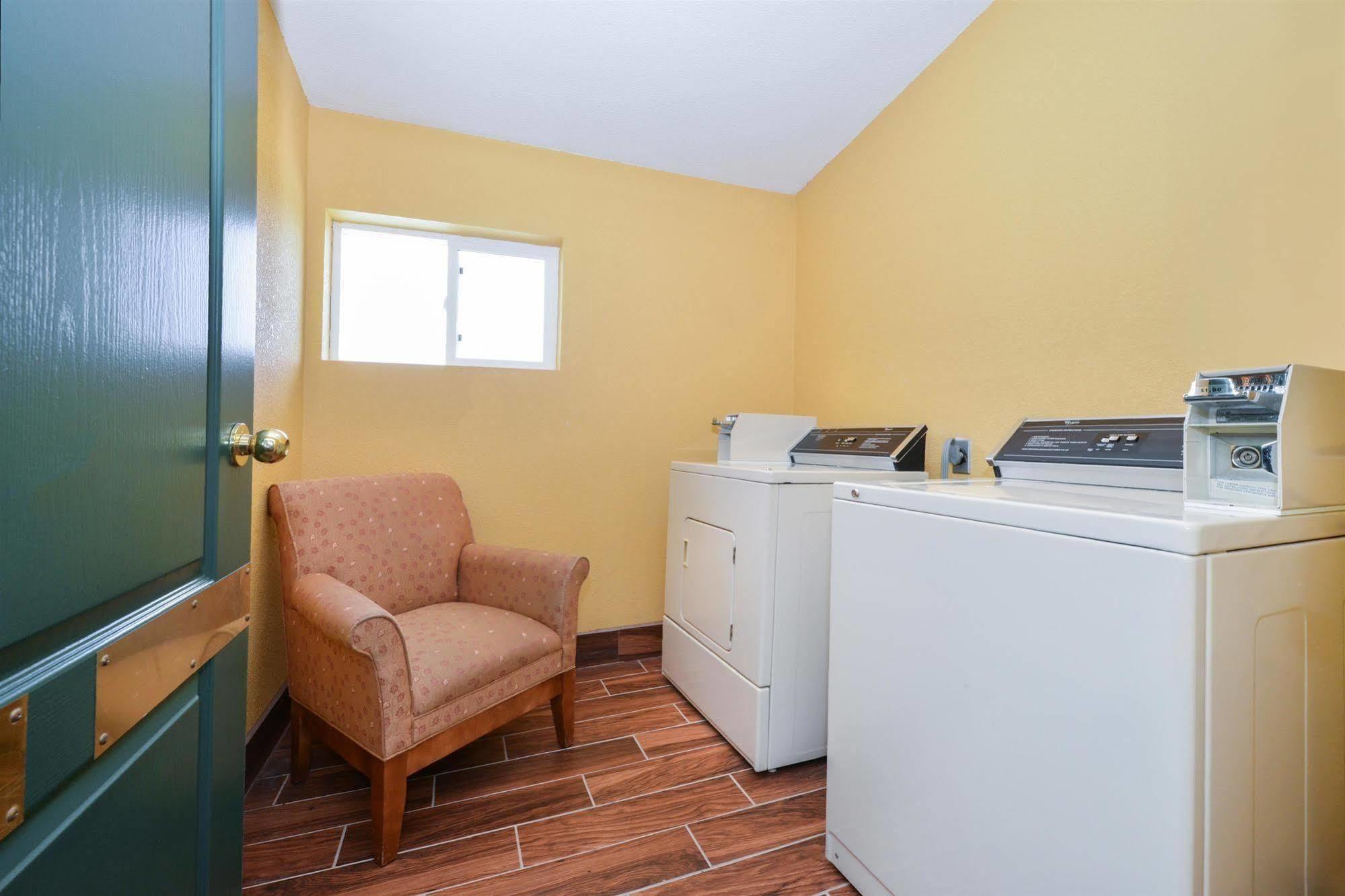 Super 8 By Wyndham Lake Of The Ozarks Eldon Ngoại thất bức ảnh