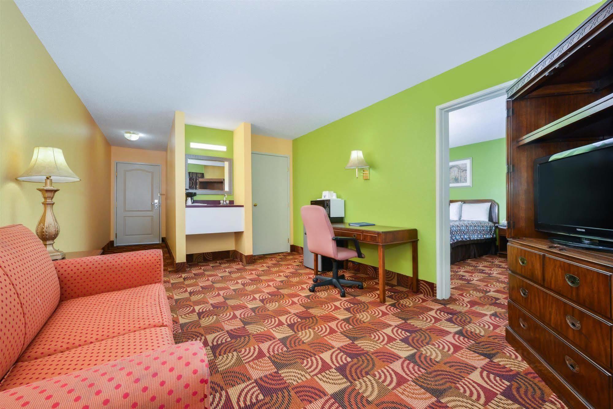 Super 8 By Wyndham Lake Of The Ozarks Eldon Ngoại thất bức ảnh